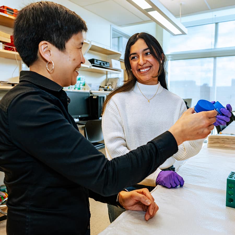 Hamad-Schifferli working with graduate student, Josselyn Mata Calidonio in the lab.